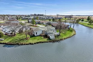 12 Surrey Ct, Grayslake, IL 60030 - Photo 2