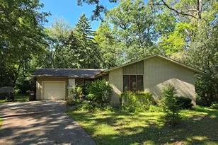 905 Hickory Rd, Woodstock, IL 60098 - Photo 1