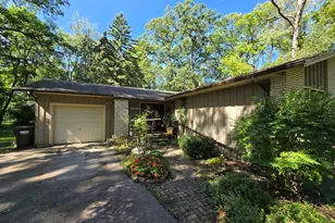 905 Hickory Rd, Woodstock, IL 60098 - Photo 2