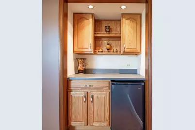 570 Woodview Avenue, Elk Grove Village, IL 60007 - Photo 18