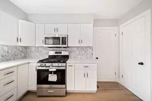 99 Essex Rd, Elk Grove Village, IL 60007 - Photo 18