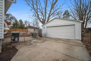 611 Vale St, Bloomington, IL 61701 - Photo 26