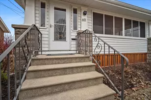 611 Vale St, Bloomington, IL 61701 - Photo 2