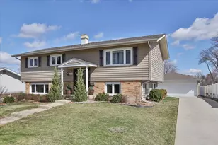 1335 Gentry Rd, Hoffman Estates, IL 60169 - Photo 2