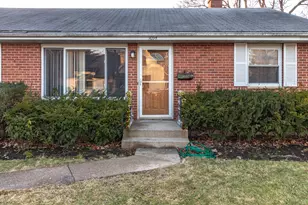 1054 Broadmoor Pl, Deerfield, IL 60015 - Photo 2