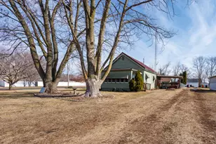 220 N Locust St, Wapella, IL 61777 - Photo 32