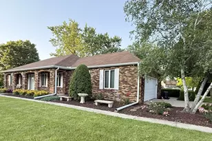 300 Fieldstone Ln, Dixon, IL 61021 - Photo 2