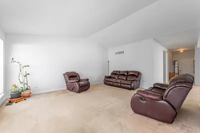 319 W Streamwood Boulevard, Streamwood, IL 60107 - Photo 6