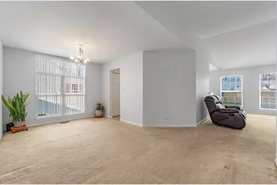 319 W Streamwood Boulevard, Streamwood, IL 60107 - Photo 2