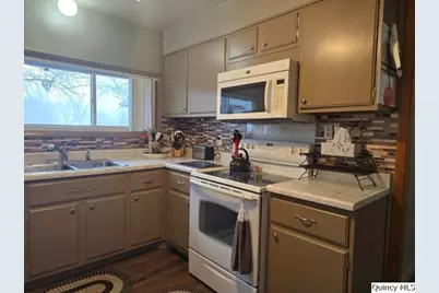 710 Country Lane, Carthage, IL 62321 - Photo 8