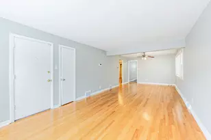 7637 S Essex Ave, Chicago, IL 60649 - Photo 4