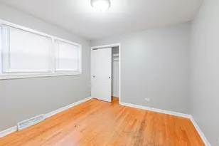 7637 S Essex Ave, Chicago, IL 60649 - Photo 14