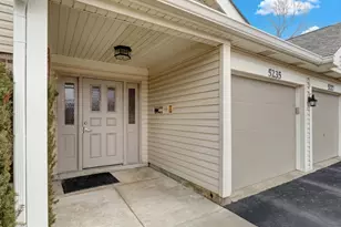 5231 Rockpointe Ct, Gurnee, IL 60031 - Photo 2