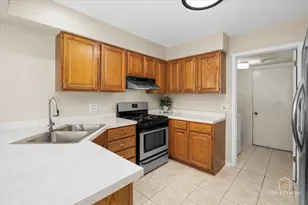 616 Manomet Ct, Schaumburg, IL 60173 - Photo 8