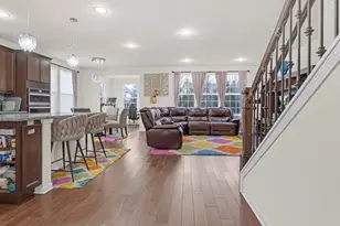 61 Pacific Ave, Hawthorn Woods, IL 60047 - Photo 2