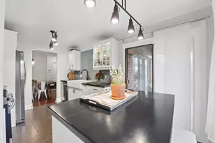 1223 Sandhurst Ct, Schaumburg, IL 60193 - Photo 12