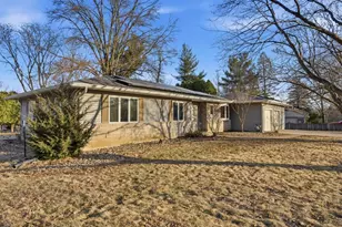 2610 31st St, Moline, IL 61265 - Photo 2