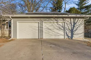 2610 31st St, Moline, IL 61265 - Photo 4