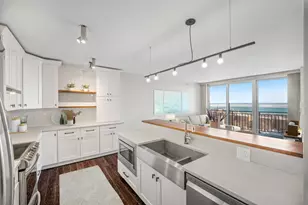 807 Davis St, Evanston, IL 60201 - Photo 2