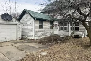 907 S Peoria Ave, Dixon, IL 61021 - Photo 2