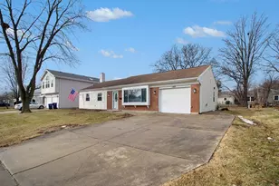 120 Ellington Dr, Schaumburg, IL 60194 - Photo 2