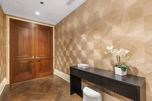 159 E Walton Pl, Chicago, IL 60611 - Photo 2