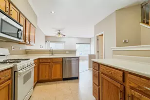 1015 Woodview Ct, Aurora, IL 60502 - Photo 4