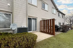 1015 Woodview Ct, Aurora, IL 60502 - Photo 2