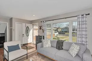 1924 Forrest Blvd, Saint Charles, IL 60174 - Photo 4