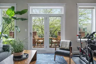 1031 W Newport Ave, Chicago, IL 60657 - Photo 2