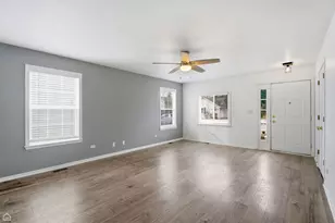 27071 N Ridge St, Wauconda, IL 60084 - Photo 2