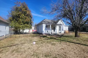 203 W South St, Pinckneyville, IL 62274 - Photo 2