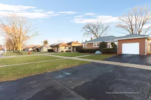 853 E 166th St, South Holland, IL 60473 - Photo 2