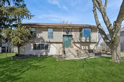 906 E Streamwood Boulevard, Streamwood, IL 60107 - Photo 1