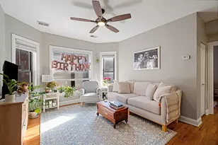 909 W Cornelia Ave, Chicago, IL 60657 - Photo 2