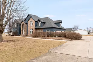 107 W North St, Gardner, IL 60424 - Photo 2