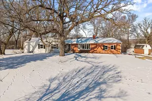 8210 Ridgewood Rd, Rock Island, IL 61201 - Photo 2