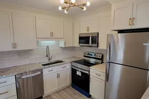 274 W Ct Of Shorewood Ln, Vernon Hills, IL 60061 - Photo 2