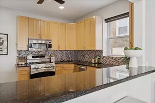 835 W Belle Plaine Ave, Chicago, IL 60613 - Photo 10