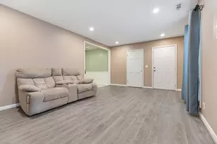 817 Wellington Ave, Elk Grove Village, IL 60007 - Photo 4