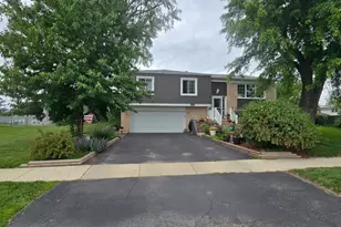2208 Hiawatha Pkwy, Woodridge, IL 60517 - Photo 2