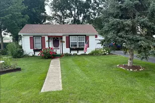 101 Oakleaf Rd, Lake in the Hills, IL 60156 - Photo 2