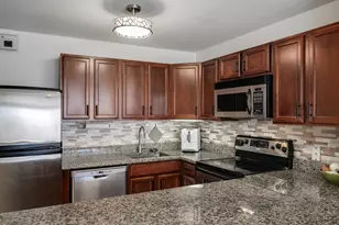 525 W Hawthorne Pl, Chicago, IL 60657 - Photo 10