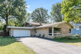 316 Sycamore Dr, Naperville, IL 60540 - Photo 2