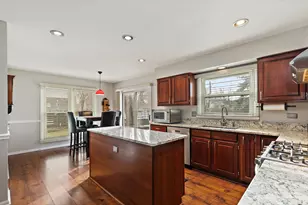 1200 Deep Woods Dr, Elgin, IL 60120 - Photo 10