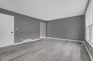 842 Colonial Dr, Wheeling, IL 60090 - Photo 2