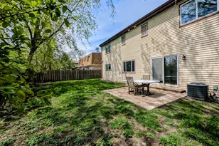 235 E Manchester Dr, Wheeling, IL 60090 - Photo 4