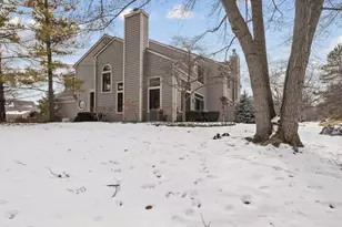 374 White Oak Ln, Lake Barrington, IL 60010 - Photo 4