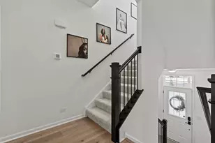 30W158 Wheeler Cir, Warrenville, IL 60563 - Photo 12