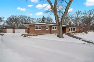 16 Yorkshire Dr, Lincolnshire, IL 60069 - Photo 4